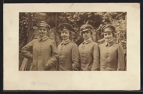 Foto-AK Soldatinnen in Uniform mit Schirmmütze