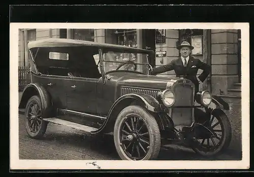 Foto-AK Mann mit seinem Oldsmobile Cabrio vor einem Geschäft