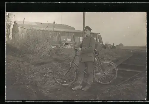 Foto-AK Soldat in Uniform mit Fahrrad