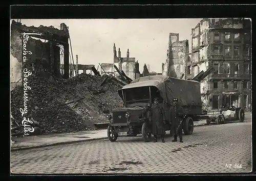 Foto-AK Soldaten mit Büssing LKW im zerstörten Lille, Kennzeichen IV-2736