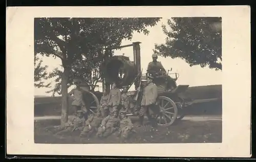 Foto-AK Feldgraue mit Scheinwerfer auf Lafette, 1. Weltkrieg