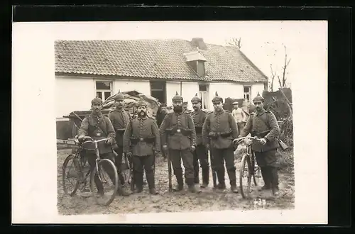 Foto-AK Pickelhaube tragende Soldaten mit Fahrrädern vor einem Gebäude