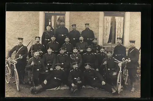Foto-AK Soldaten in Uniform Rgt. 76 Fahrrad Abtl. mit ihren Fahrrädern, Feldflasche