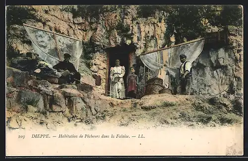 AK Dieppe, une habitation de pêcheurs dans la falaise, la famille pose autour de filets et paniers