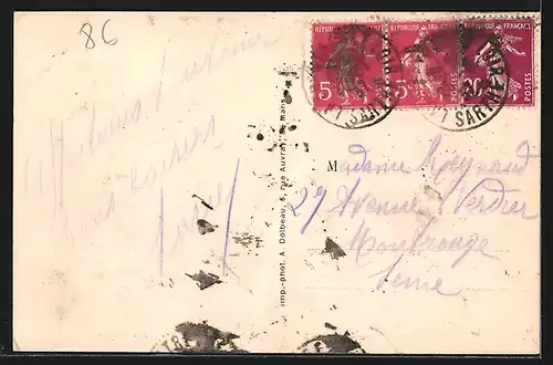 AK La Chartre sur le Loir, Caves dans le roc avec femmes devant