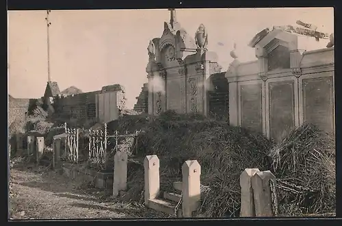 Foto-AK St. Laurent bei Arras, Blick auf den Friedhof