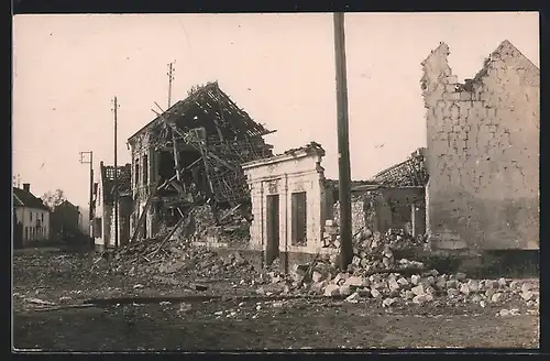 Foto-AK St. Laurent, Zerschossene Strasse mit zerstörten Häusern