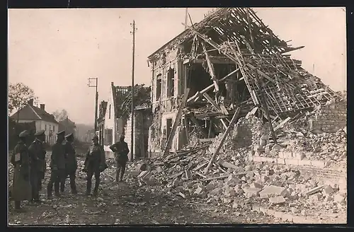 Foto-AK St. Laurent, Blick auf zerschossenes Haus