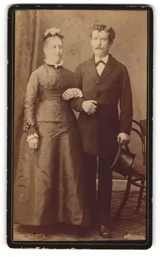 Fotografie Max Kurth, Füssen, Eheleute im Brautkleid und Anzug mit Zylinder