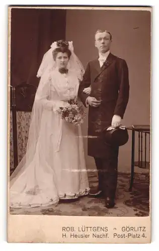 Fotografie Rob. Lüttgens, Görlitz, sächsisches Brautpaar im Hochzeitskleid und Anzug mit Brautstrauss