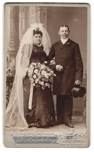 Fotografie J. Reichling, Augsburg, Brautpaar aus Bayern im schwarzen Hochzeitskleid und im Anzug mit Zylinder