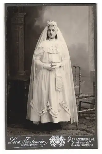 Fotografie Louis Frohwein, Strassburg i. Els, junges elsässer Mädchen im weissen Kommunionskleid mit Kopfschmuck