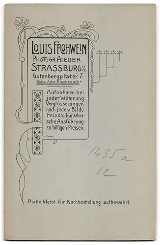 Fotografie Louis Frohwein, Strassburg i. Els., junges Mädchen im Kommunionskleid mit Schleier und Rosenkranz