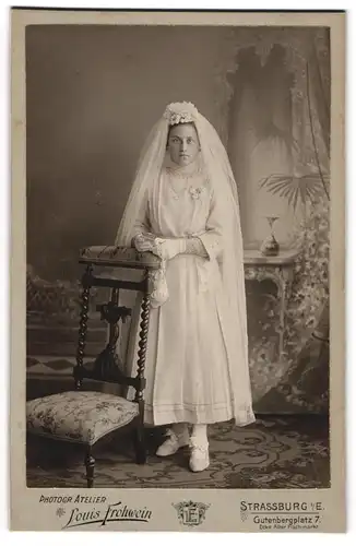 Fotografie Louis Frohwein, Strassburg i. Els., elsässer Mädchen am Kommunionstag im weissen Kleid mit Schleier