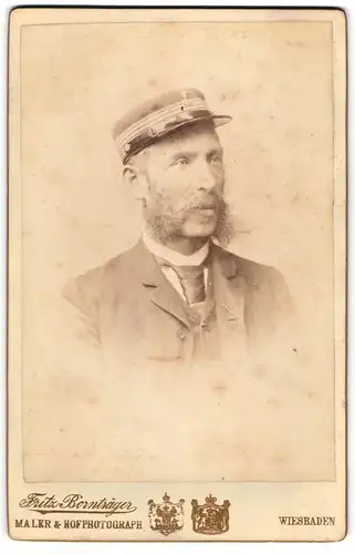 Fotografie Fritz Bornträger, Wiesbaden, Binnenschiffer in Uniform mit Backenbart