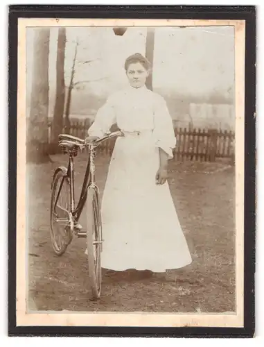 Fotografie unbekannter Fotograf und Ort, junge Frau mit ihrem Fahrrad