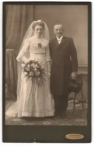 Fotografie Adalbert Werner, München, bayerisches Ehepaar im Hochzeitskleid und Anzug mit Zylinder