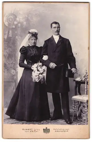 Fotografie Hubert Lill, Mannheim, Eheleute im schwarzen Hochzeitskleid und Anzug mit Zylinder