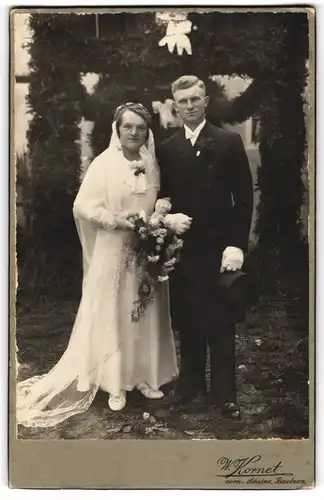 Fotografie W. Kornet, Bautzen, junges sächsisches Brautpaar im Hochzeitskleid und Anzug mit Zylinder