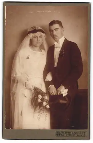 Fotografie Matth. Kruse u. Sohn, Ottensen, Hamburger Ehepaar im Brautkleid und im Anzug mit Zylinder