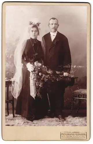 Fotografie Germania, Augsburg, bayrisches Ehepaar im schwarzen Brautkleid mit weissen Schleier, Zylinder