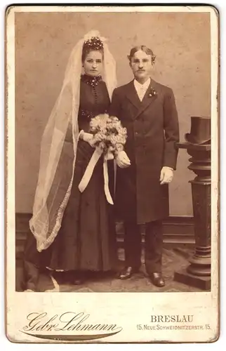 Fotografie Gebr. Lehmann, Breslau, Eheleute im schwarzen Brautkleid mit Schleier und im Anzug nebst Zylinder