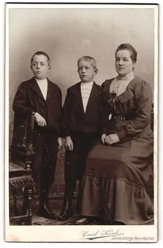 Fotografie Carl Koch, Hamburg, Mutter mit ihren beiden Söhnen posieren im Atelier