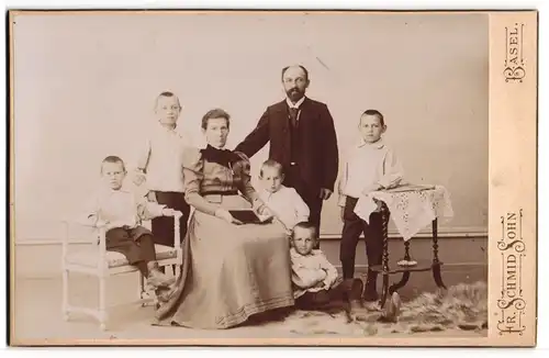 Fotografie Fr. Schmid Sohn, Basel, schweizer Eltern mit ihren fünf Söhnen im Atelier, Mutterglück