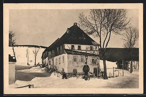 AK Oberwiesenthal, Alte Häuser am Aufstieg zum Fichtelberg im Schnee