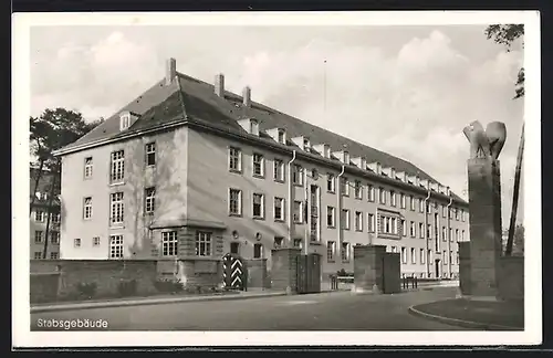AK Karlsruhe, Eingang der Mackensen-Kaserne mit Stabsgebäude