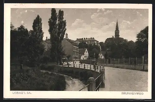 AK Löbau i. Sa., Brunnenweg, Blick zur Kirche