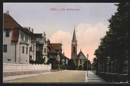 AK Löbau i. Sa., Goethestrasse mit Kirche