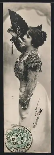 Foto-AK Atelier Reutlinger, Paris: Junge Frau im Kleid mit Fächer