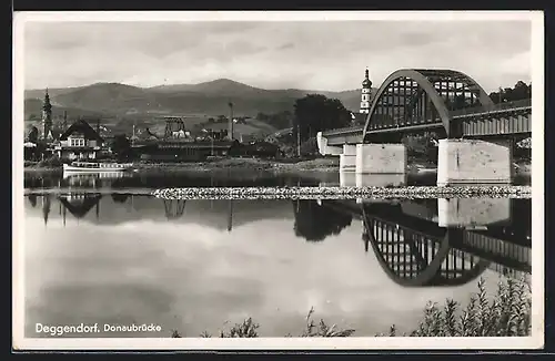 AK Deggendorf, Flusspartie mit Donaubrücke und Boot