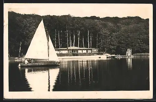 AK Malente-Gremsmühlen, Dieksee mit Badeanstalt und Segelboot