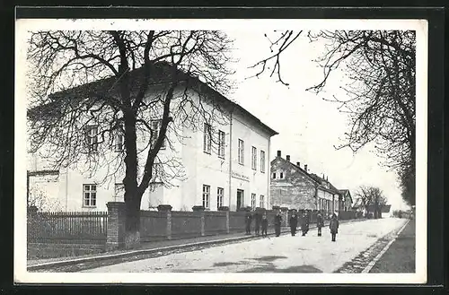 AK Neudorf / Nova Vespod Plesí, Strassenpartie im Ort