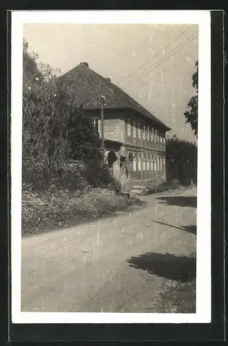 Foto-AK Kovánec, Strassenpartie mit Gebäude