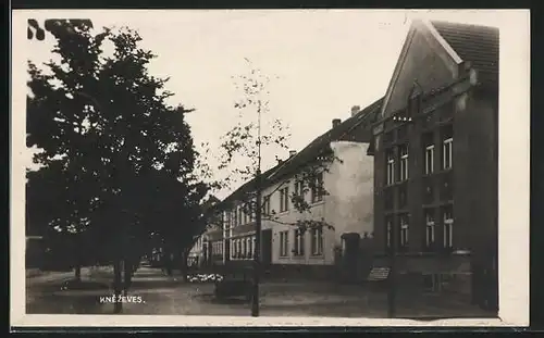 AK Knezeves, Häuserpartie in einer Strasse