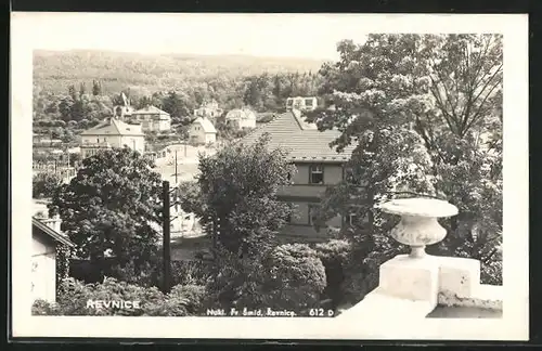 AK Revnice, Ortspartie von einer Terrasse gesehen