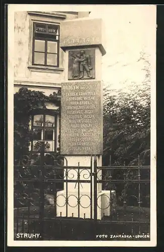 AK Struhy, Denkmal vor einem Gebäude