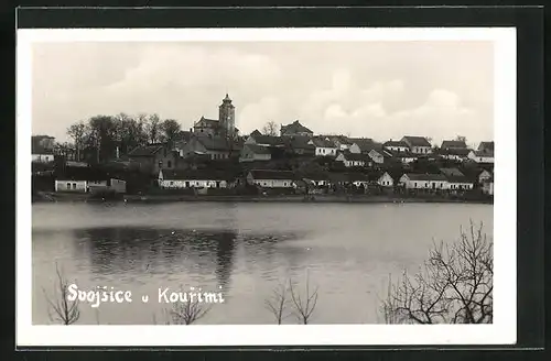 AK Svojsice u Kourimi, Blick über den Fluss zum Ort