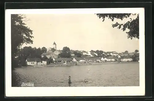 AK Svojsice, Blick über den See auf den Ort