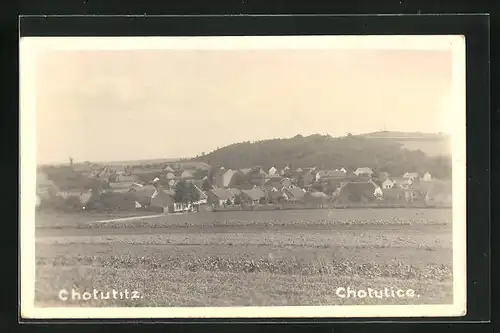 AK Chotutitz, Blick über Felder auf den Ort
