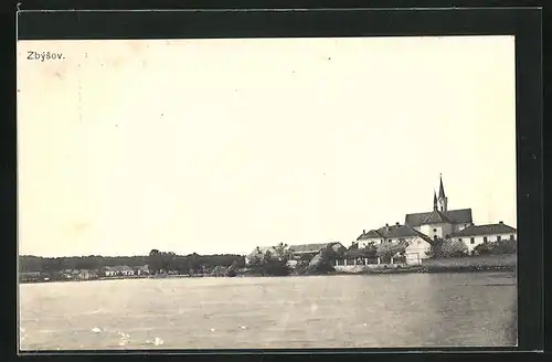 AK Zbýsov, Blick vom Wasser zur Kirche