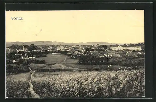 AK Votice, Panoramablick vom Feld zum Ort