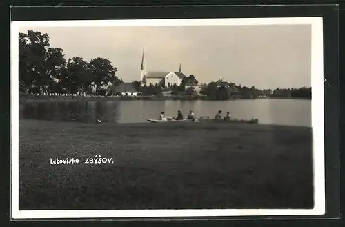 AK Zbysov, Blick über den See zum Ort mit Kirche