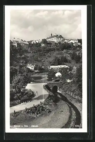 AK Rataje n. Saz., Ortsansicht mit Blick zum Schloss