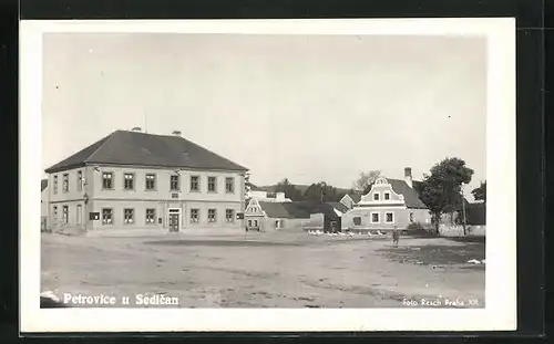 AK Petrovice u Sedlcan, Gebäude am Hauptplatz im Sonnenschein