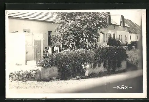 Foto-AK Jirice, Menschen vor einem Gebäude