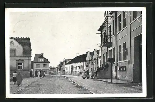 AK Bysice, Strassenpartie mit Anwohnern